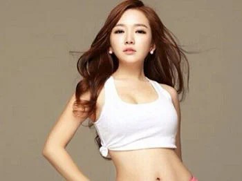 韩国美女演员闵颂雅粉红热裤秀小蛮腰性感写真10P